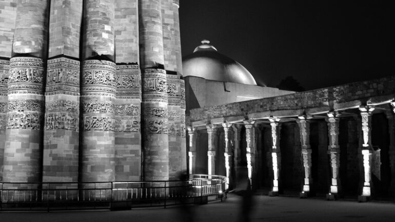 qutub minar at night