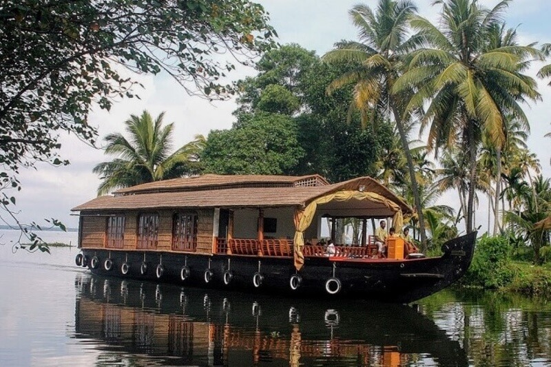 dog friendly house boat in Kerala